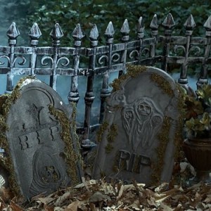 Halloween Cemetery Guide – A Super Simple Guide to Creepy (Im)Perfection (Guest Post)